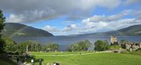 Regenbogen über Urquhart Castle &ndash; &copy; Marlies Thrum (Eberhardt TRAVEL)