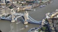 Blick von The Shard auf die geöffnete Tower Bridge &ndash; &copy; Marlies Thrum (Eberhardt TRAVEL)