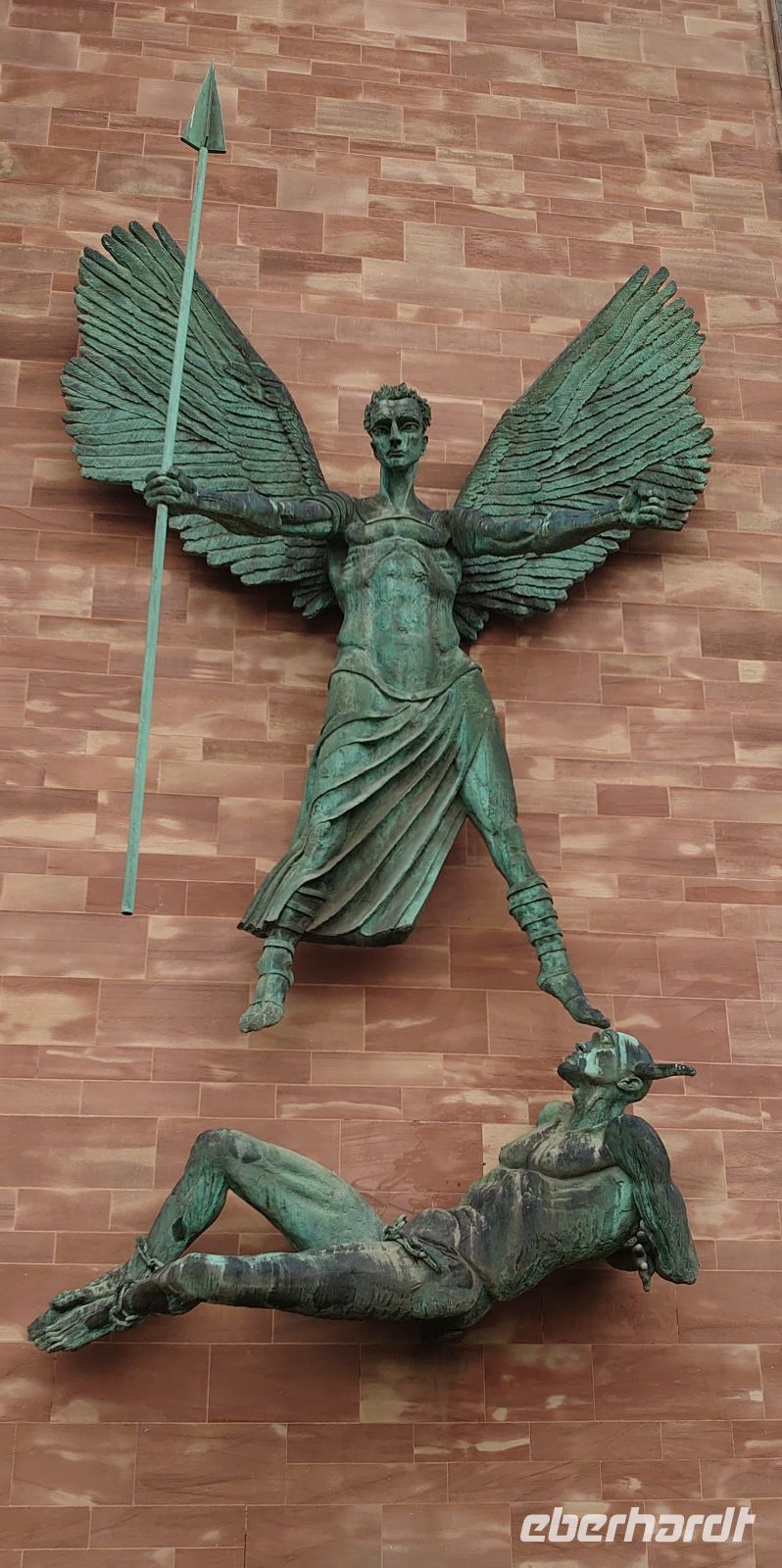 67 St. Michael kämpft mit dem Teufel, Coventry &ndash; &copy; Burkhard Herpich (Eberhardt TRAVEL)