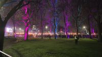 Warten auf die Fackel-Prozession