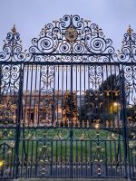 Hillsborough Castle Gate.jpg &ndash; &copy; Gabi Rübel (Eberhardt TRAVEL)