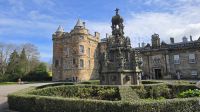 vor dem Palace of Holyroodhouse