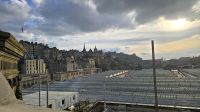 Waverly-Bahnhof und Blick zur Altstadt