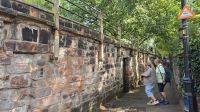 Durchgang zum Kohlgarten des Klosters in der Stadtmauer von Chester &ndash; &copy; Marlies Thrum (Eberhardt TRAVEL)