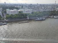 Blick auf die Themse, das Verteidigungsministerium und das Royal Air Force Memorial. Dahinter steht unser Bus. 