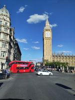 Elizabeth Tower mit Doppeldecker