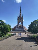 Albert Memorial, Kensington Gardens, dahinter die Kuppel der Albert Music Hall