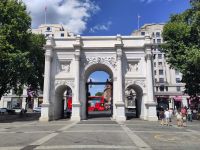 Der Marble Arch, der heute am Nordostende des Hyde Park steht, gehörte mal zum Buckingham Palace