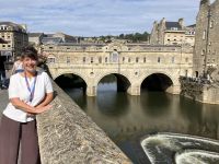 England, Bath, Pulteney Bridge mit RLin Sabine &ndash; &copy; Sabine C. Seifert (Eberhardt TRAVEL)