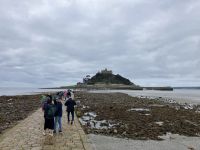 England, Cornwall, St. Michaels Mount zu Fuß über den Causeway  &ndash; &copy; Sabine C. Seifert (Eberhardt TRAVEL)