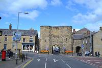 003 Alnwick, Stadttor &ndash; &copy; Konrad Füssel (Eberhardt TRAVEL)