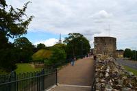 058 Canterbury, Normannische Stadtmauer mit Dane John Mount &ndash; &copy; Konrad Füssel (Eberhardt TRAVEL)