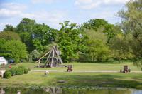 093 Warwick Castle, Trebuchet &ndash; &copy; Konrad Füssel (Eberhardt TRAVEL)