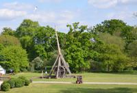 097 Warwick Castle, Trebuchet &ndash; &copy; Konrad Füssel (Eberhardt TRAVEL)