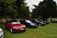 Die Vergangenheit = Zukunft; Arundel Castle und Tesla Fahrzeuge (Elektroautos) &ndash; &copy; Martin Büchner (Eberhardt TRAVEL)