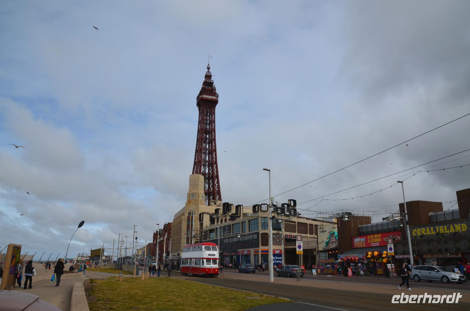 106 Blackpool, Blackpool Tower und Doppelstockstraßenbahn &ndash; &copy; Konrad Füssel (Eberhardt TRAVEL)