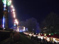 Weihnachtsmarkt Edinburgh mit Sicht zum Bahnhof &ndash; &copy; Simone Kaufmann im Auftrag von Eberhardt TRAVEL (Eberhardt TRAVEL)