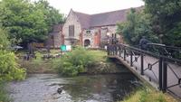 Traditioneller Pub am Avon In Salisbury 