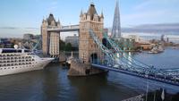 Tower Bridge wird geöffnet 20180801 072026 &ndash; &copy; Marlies Thrum (Eberhardt TRAVEL)