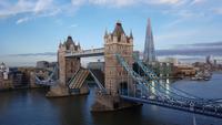 Tower Bridge wird geöffnet20180801 071716 &ndash; &copy; Marlies Thrum (Eberhardt TRAVEL)