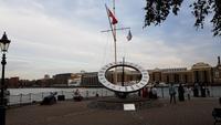 Sonnenuhr vor dem Tower Hotel 20180803 210011 &ndash; &copy; Marlies Thrum (Eberhardt TRAVEL)
