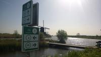 Radtour von Rotterdam bis Schoonhoven: Freilichtmuseum Kinderdijk, Wegmarkierung &ndash; &copy; Andrej Kulikov (Eberhardt TRAVEL)