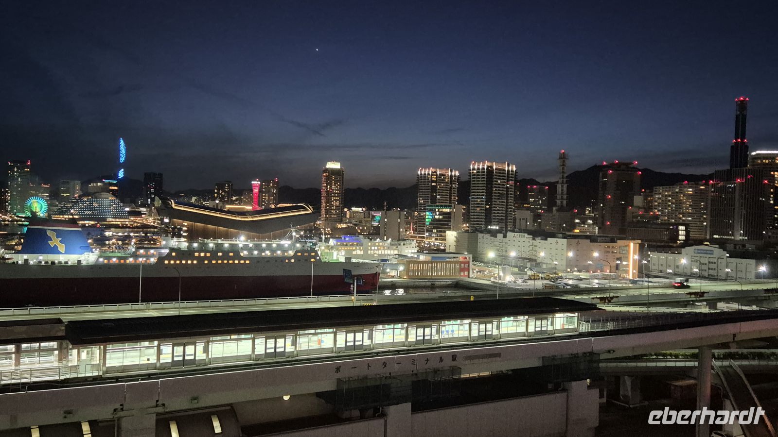 Kobe vom Schiff am Abend &ndash; &copy; Frank Nimschowski (Eberhardt TRAVEL)