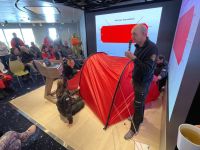 Vortrag über den Ablauf der Zeltübernachtung im ewigen Eis &ndash; &copy; Jacob Spangenberg (Eberhardt TRAVEL)