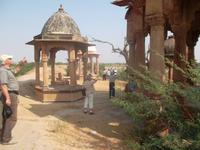 historische Verbrennungsplätze bei Khejrela &ndash; &copy; Michael Krause (Eberhardt TRAVEL)