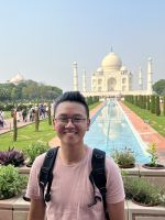 30 Reisebegleitung Andy vor dem Taj Mahal &ndash; &copy; Andy Nguyen (Eberhardt TRAVEL)