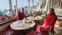Auch Mönche trinken gerne eine Tasse Darjeeling Tee &ndash; &copy; Petra Hady (Eberhardt TRAVEL)