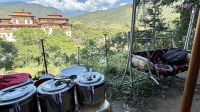 Picknick mit Sicht auf den Punakha Dzong  &ndash; &copy; Mareike Schmidt (Eberhardt TRAVEL)