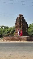 Frisch verheiratetes Paar im Pilgerort Osian &ndash; &copy; Sinah Witzig (Eberhardt TRAVEL)