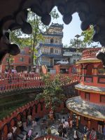 178) Höhlenbesuch mit Blick auf Devis Wasserfall durch Spalte, Pokhara, Nepal &ndash; &copy; Teresa Rumpel (Eberhardt TRAVEL)