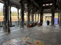 Seniorentreff im Sri Ekambaranathar Tempel Kranchipuram