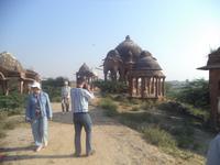 Chhatris (Friedhofsdenkmale) bei Khejrala &ndash; &copy; Michael Krause (Eberhardt TRAVEL)