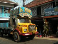 Die bunten LKW von Kotchi &ndash; &copy; Hubert Lücker (Eberhardt TRAVEL)