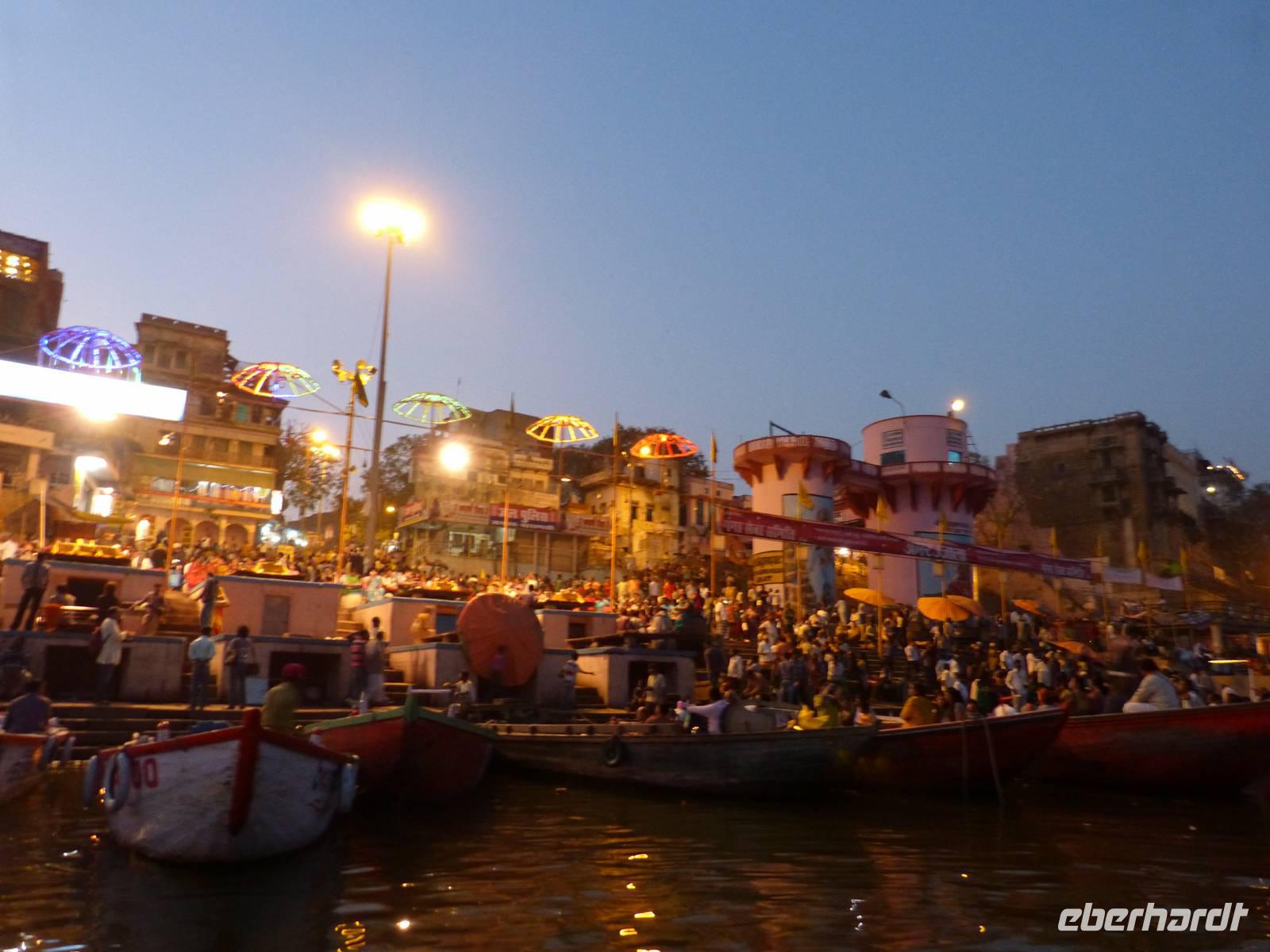Varanasi- Aarti Zeremonie (2) &ndash; &copy; Maria Michel (Eberhardt TRAVEL)