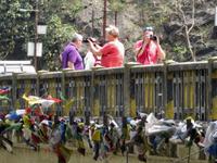 Gebetsfahnenbrücke &ndash; &copy; Ngoc Anh Nguyen (Eberhardt TRAVEL)