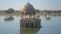 188 Jaisalmer, Inselschreine im heiligen See