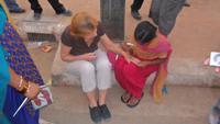 296 Delhi - Henna-Bemalung &ndash; &copy; Michael Krause (Eberhardt TRAVEL)