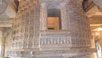 090 Ranakpur, Marmorreliefs 1 &ndash; &copy; Michael Krause (Eberhardt TRAVEL)