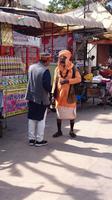 Guide und heiliger Mann in Pushkar