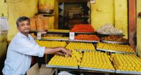 Ein Laddoo-Verkäufer, beliebte indische Süßigkeit &ndash; &copy; Simone Willner (Eberhardt TRAVEL)