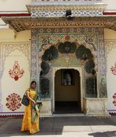Stadtpalast Jaipur, eines der Eingangstore mit indischer Schönheit davor &ndash; &copy; Simone Willner (Eberhardt TRAVEL)
