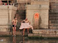 Rituelles Bad am Fluß, Varanasi &ndash; &copy; Simone Willner (Eberhardt TRAVEL)