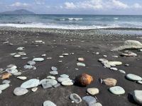 Blue Stone Beach, Flores &ndash; &copy; Sabine Reckord (Eberhardt TRAVEL)