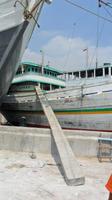 004 Sunda Kelapa Hafen - Beladen der Boote