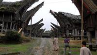 115 Sulawesi - Dorfplatz von Palaowa &ndash; &copy; Michael Krause (Eberhardt TRAVEL)