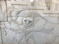 Persepolis - Löwe greift Stier an - Interpretationsmöglichkeit Tag gewinnt über die Nacht  &ndash; &copy; Isabel Braksiek (Eberhardt TRAVEL)